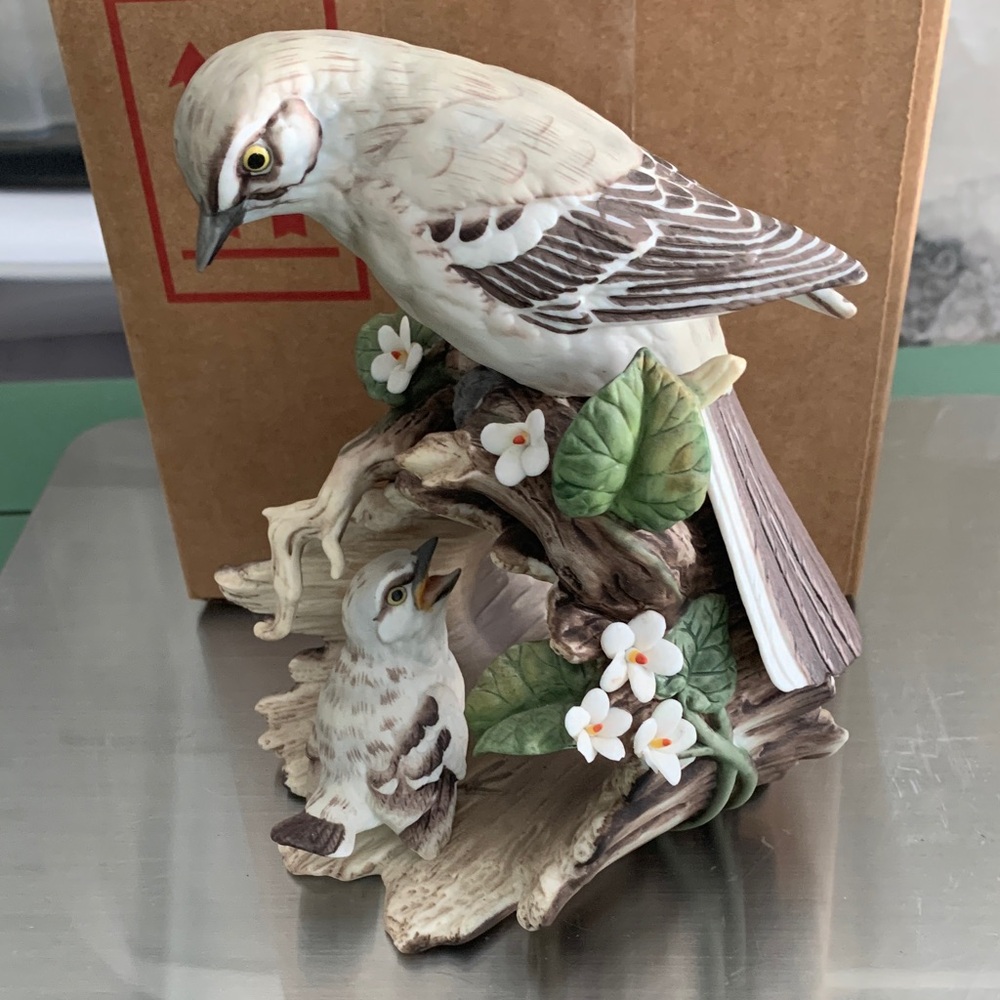 Homco porcelain mocking Bird Figurine with baby and White Flowers